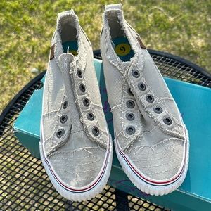 Floor model, NEW other w/box Blowfish Malibu light taupe color size 9 canvas